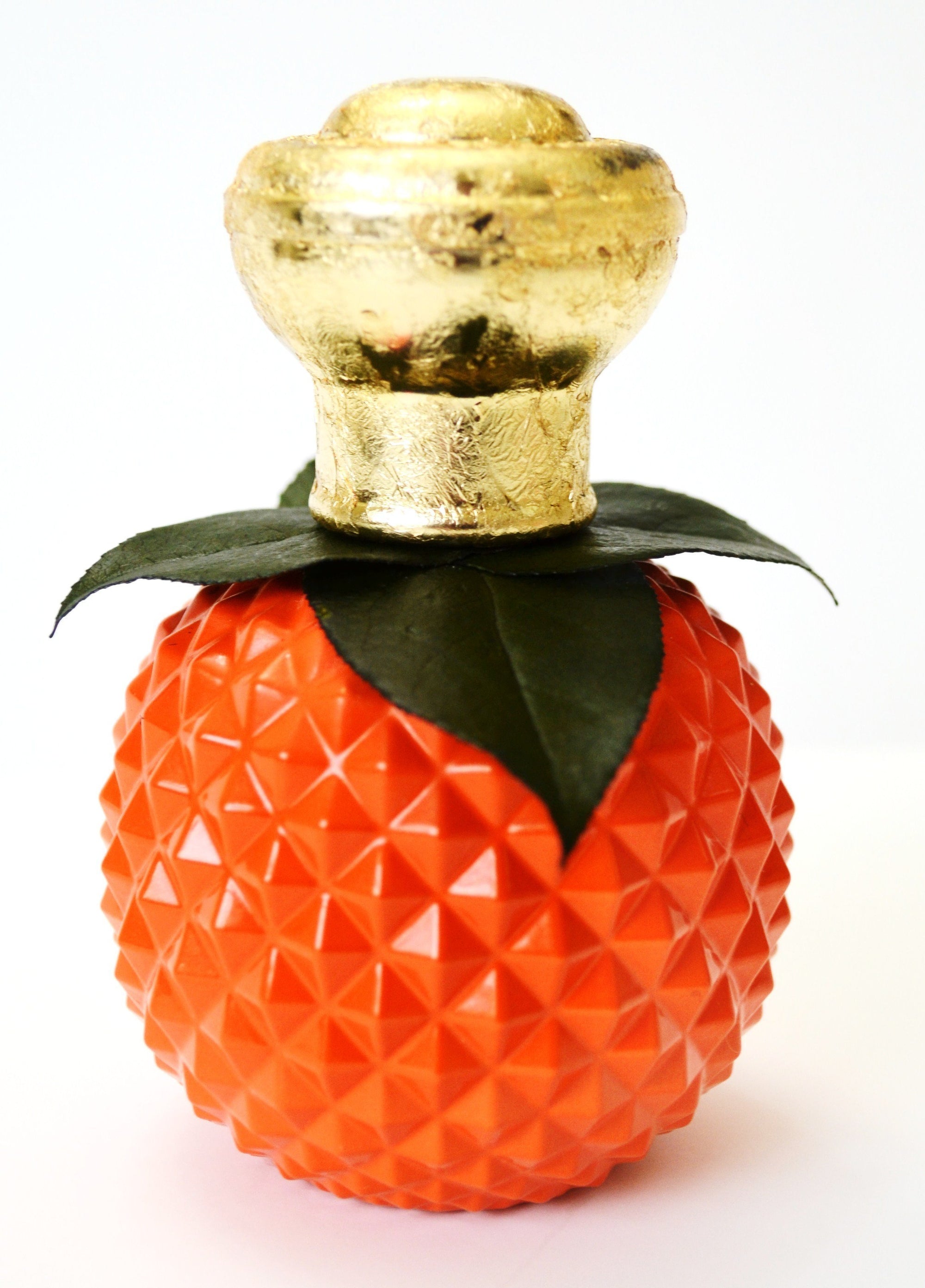 oM Artisan Perfume: Smoky resins, agarwood and the entire orange tree from leaf to fruit